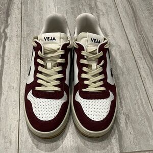 NWOT Veja V-10 Sneakers